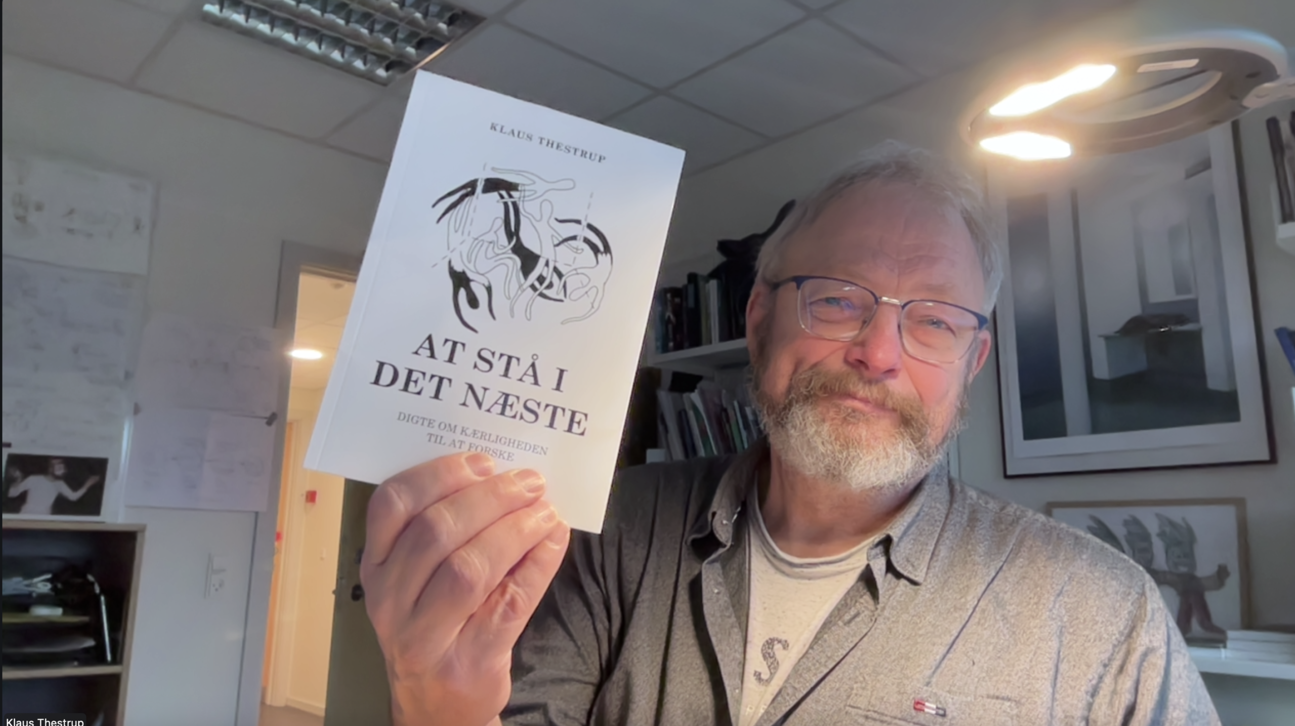 At stå i det næste – digtsamling